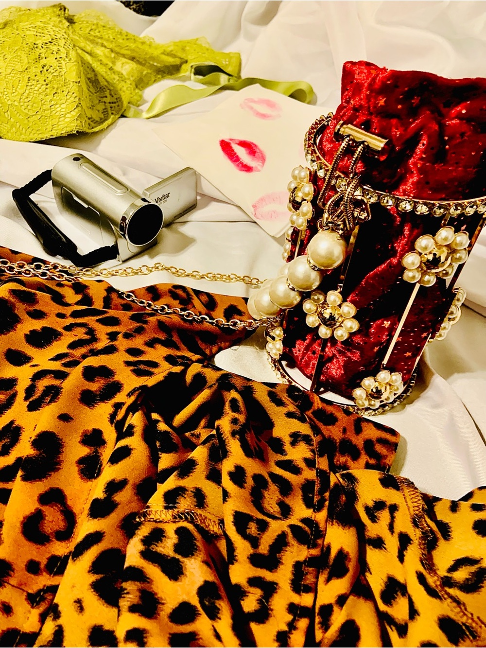 9-19Luxury Red Velvet Pearl-Embellished Drawstring Bag